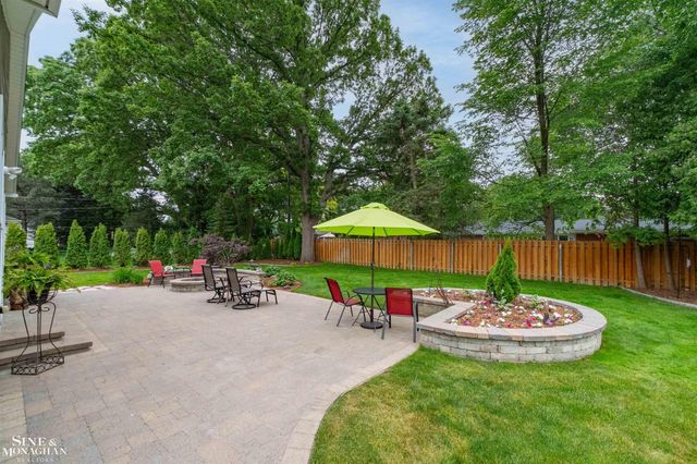 1061 N Renaud Road, Grosse Pointe Woods, MI 48236