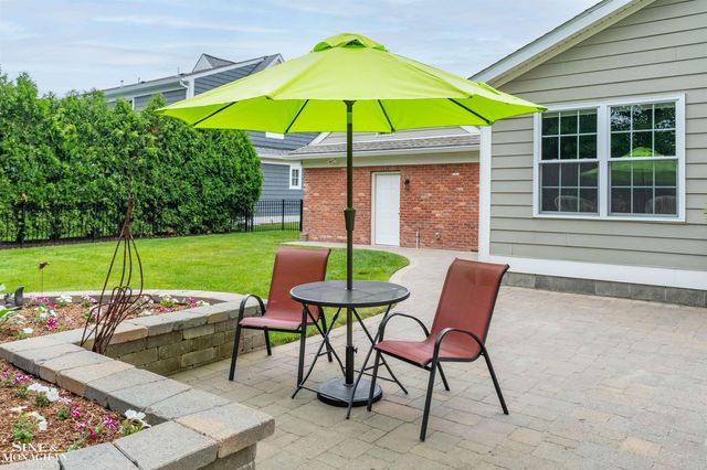 1061 N Renaud Road, Grosse Pointe Woods, MI 48236