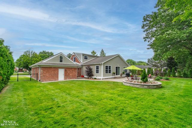1061 N Renaud Road, Grosse Pointe Woods, MI 48236