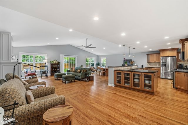 1061 N Renaud Road, Grosse Pointe Woods, MI 48236