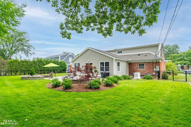 1061 N Renaud Road, Grosse Pointe Woods, MI 48236