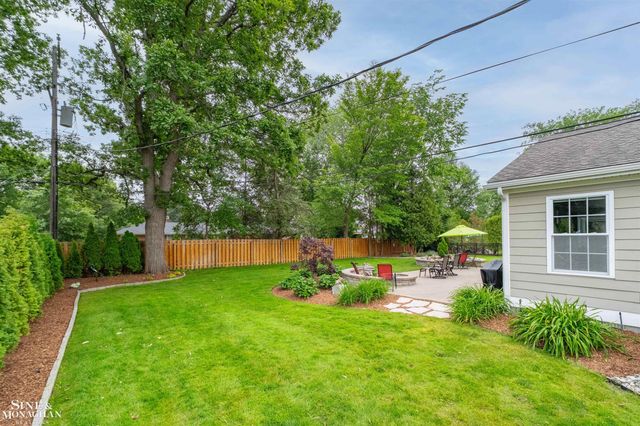 1061 N Renaud Road, Grosse Pointe Woods, MI 48236