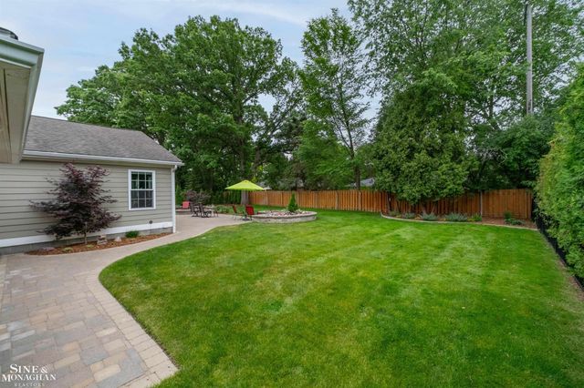 1061 N Renaud Road, Grosse Pointe Woods, MI 48236