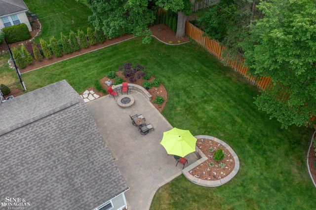 1061 N Renaud Road, Grosse Pointe Woods, MI 48236