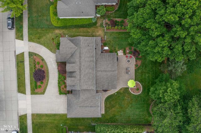 1061 N Renaud Road, Grosse Pointe Woods, MI 48236