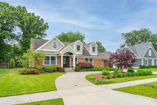1061 N Renaud Road, Grosse Pointe Woods, MI 48236
