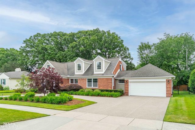 1061 N Renaud Road, Grosse Pointe Woods, MI 48236