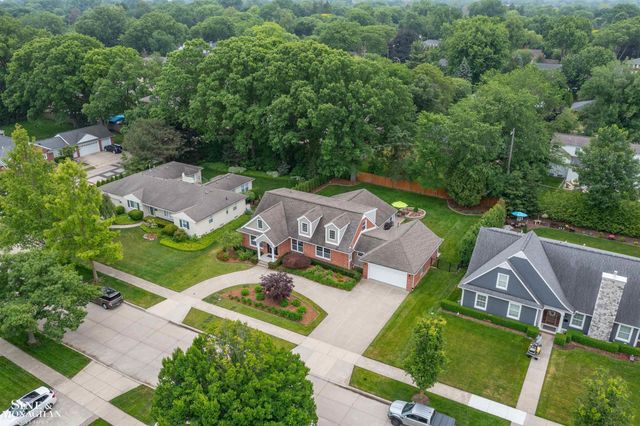 1061 N Renaud Road, Grosse Pointe Woods, MI 48236