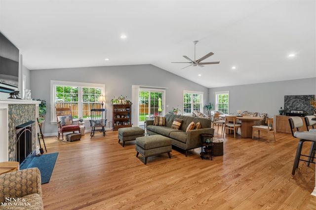 1061 N Renaud Road, Grosse Pointe Woods, MI 48236