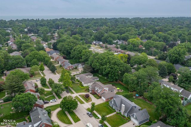 1061 N Renaud Road, Grosse Pointe Woods, MI 48236
