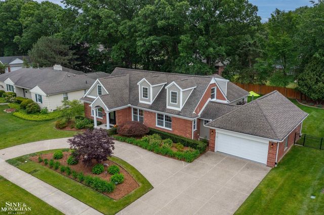 1061 N Renaud Road, Grosse Pointe Woods, MI 48236
