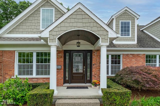 1061 N Renaud Road, Grosse Pointe Woods, MI 48236