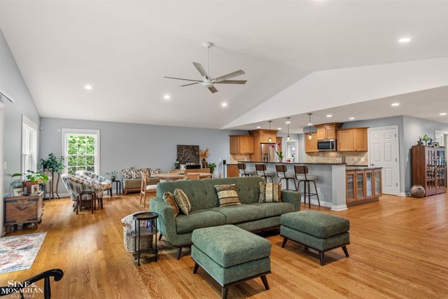 1061 N Renaud Road, Grosse Pointe Woods, MI 48236