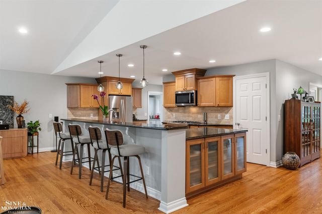 1061 N Renaud Road, Grosse Pointe Woods, MI 48236
