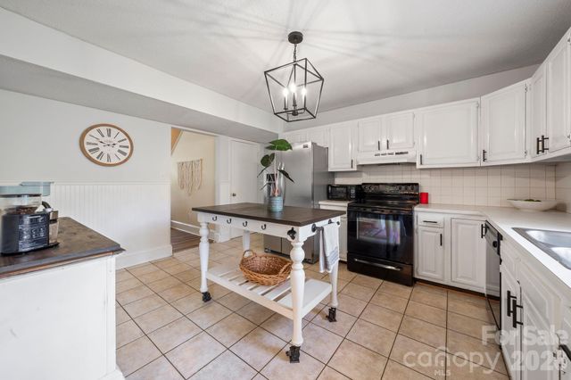 350 21st Avenue Drive NW, Hickory, NC 28601