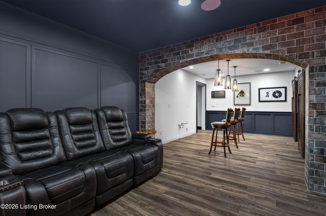 216 Locust Park Pl, Louisville, KY 40245