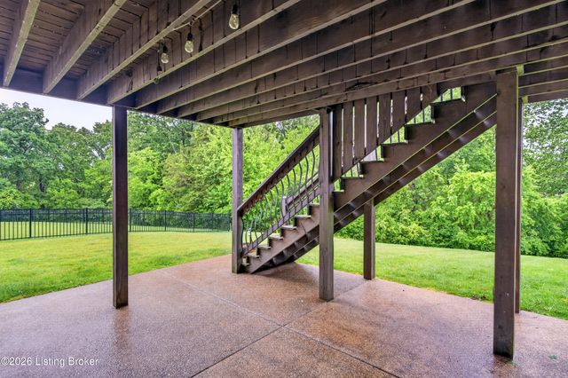 216 Locust Park Pl, Louisville, KY 40245