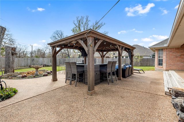 3804 Bridle Trails Court, College Station, TX 77845