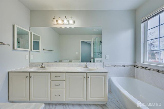 51 Cherrywood Drive, Piscataway, NJ 08854