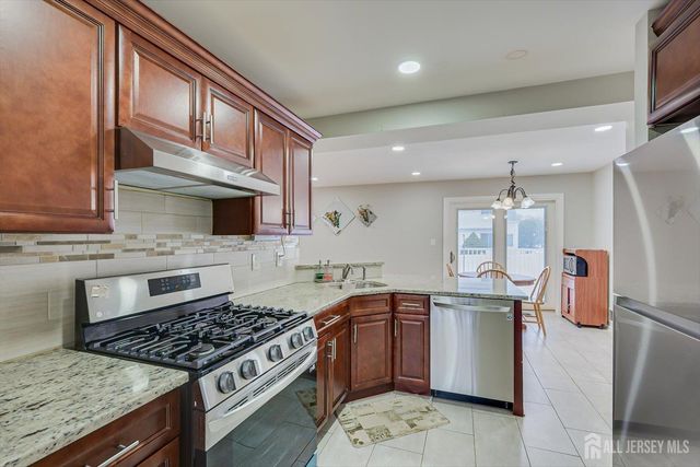 51 Cherrywood Drive, Piscataway, NJ 08854