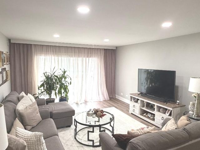 4840 Foster Street 409, Skokie, IL 60077