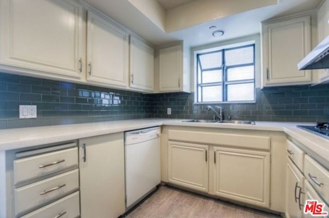 1854 S Beverly Glen Boulevard 101, Los Angeles, CA 90025