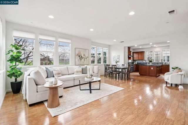 6759 S Mariposa Ln, Dublin, CA 94568