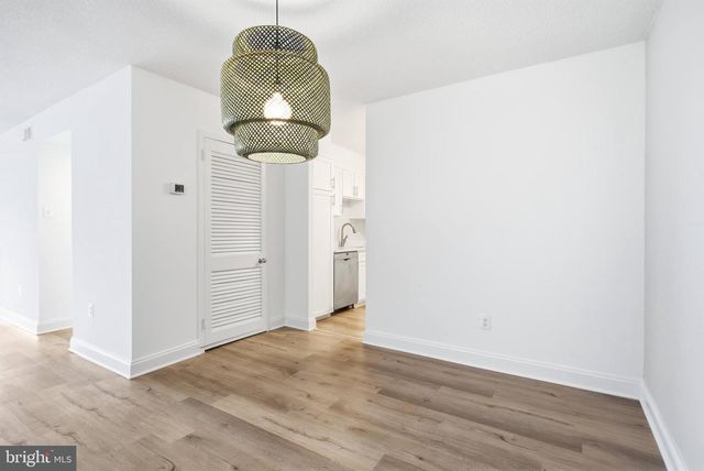 1300 ARMY NAVY DR #124, Arlington, VA 22202