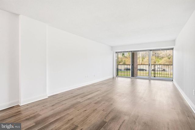 1300 ARMY NAVY DR #124, Arlington, VA 22202