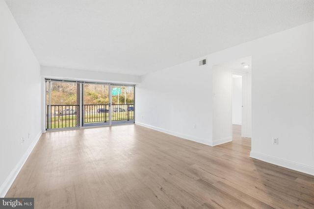 1300 ARMY NAVY DR #124, Arlington, VA 22202