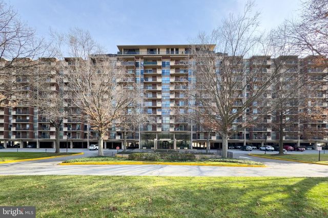 1300 ARMY NAVY DR #124, Arlington, VA 22202