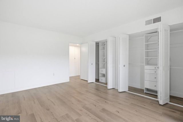 1300 ARMY NAVY DR #124, Arlington, VA 22202