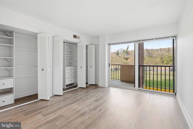 1300 ARMY NAVY DR #124, Arlington, VA 22202