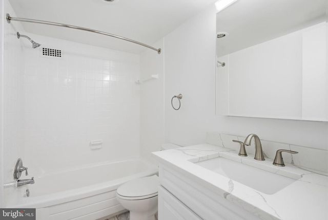 1300 ARMY NAVY DR #124, Arlington, VA 22202