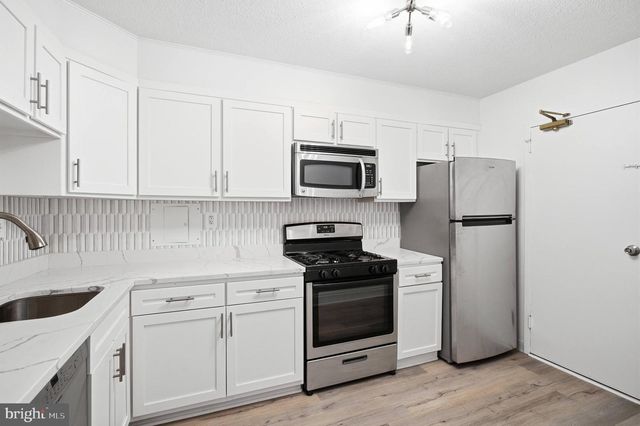 1300 ARMY NAVY DR #124, Arlington, VA 22202