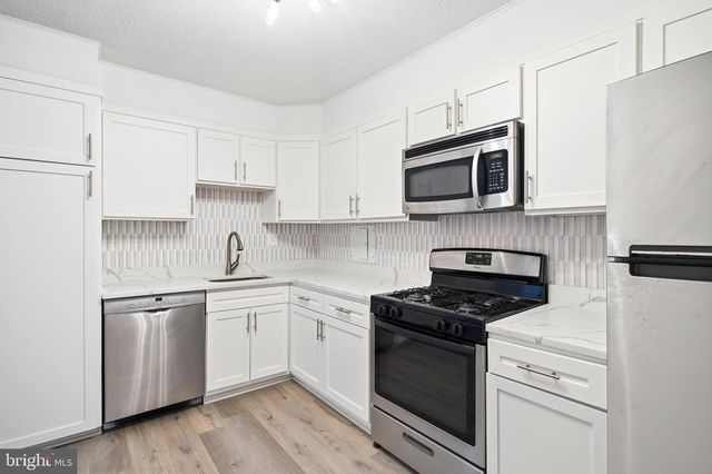 1300 ARMY NAVY DR #124, Arlington, VA 22202