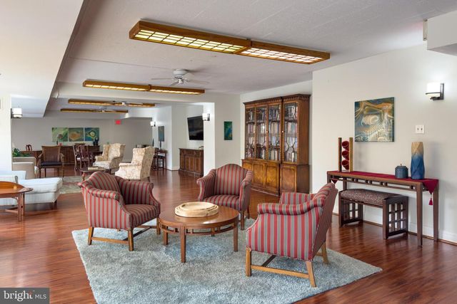 1300 ARMY NAVY DR #124, Arlington, VA 22202