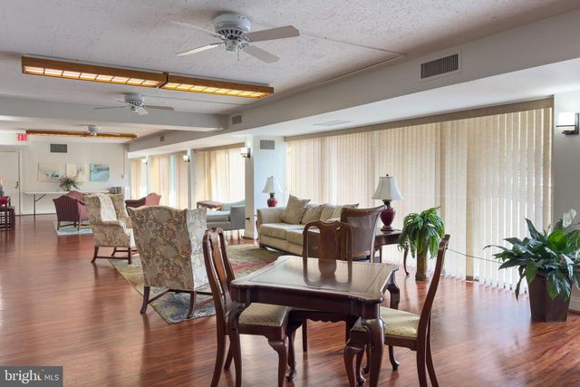 1300 ARMY NAVY DR #124, Arlington, VA 22202