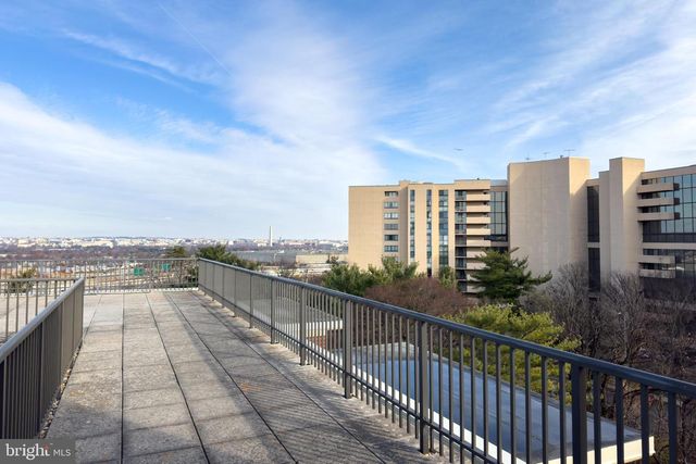 1300 ARMY NAVY DR #124, Arlington, VA 22202