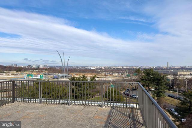 1300 ARMY NAVY DR #124, Arlington, VA 22202