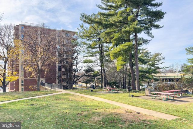 1300 ARMY NAVY DR #124, Arlington, VA 22202