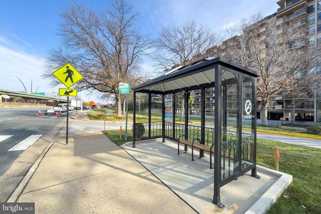 1300 ARMY NAVY DR #124, Arlington, VA 22202