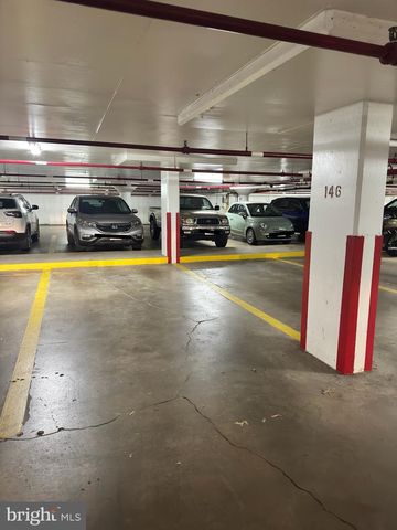 1300 ARMY NAVY DR #124, Arlington, VA 22202