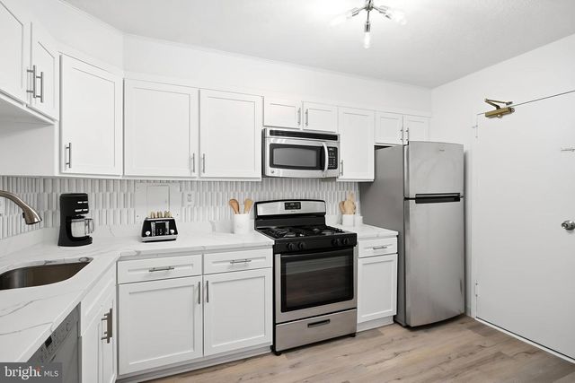 1300 ARMY NAVY DR #124, Arlington, VA 22202