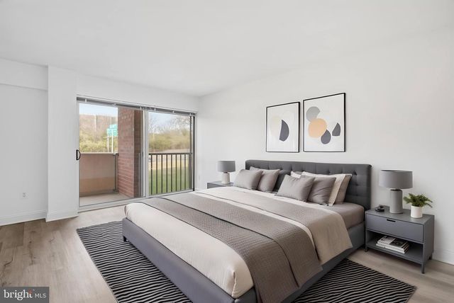 1300 ARMY NAVY DR #124, Arlington, VA 22202