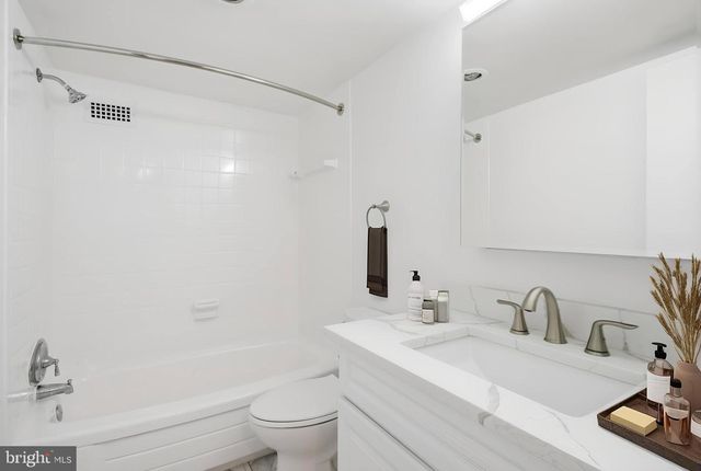 1300 ARMY NAVY DR #124, Arlington, VA 22202