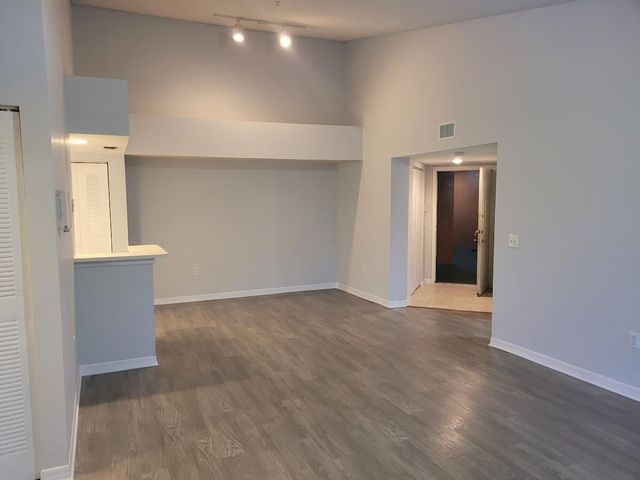 4197 N Haverhill Road 212, West Palm Beach, FL 33417