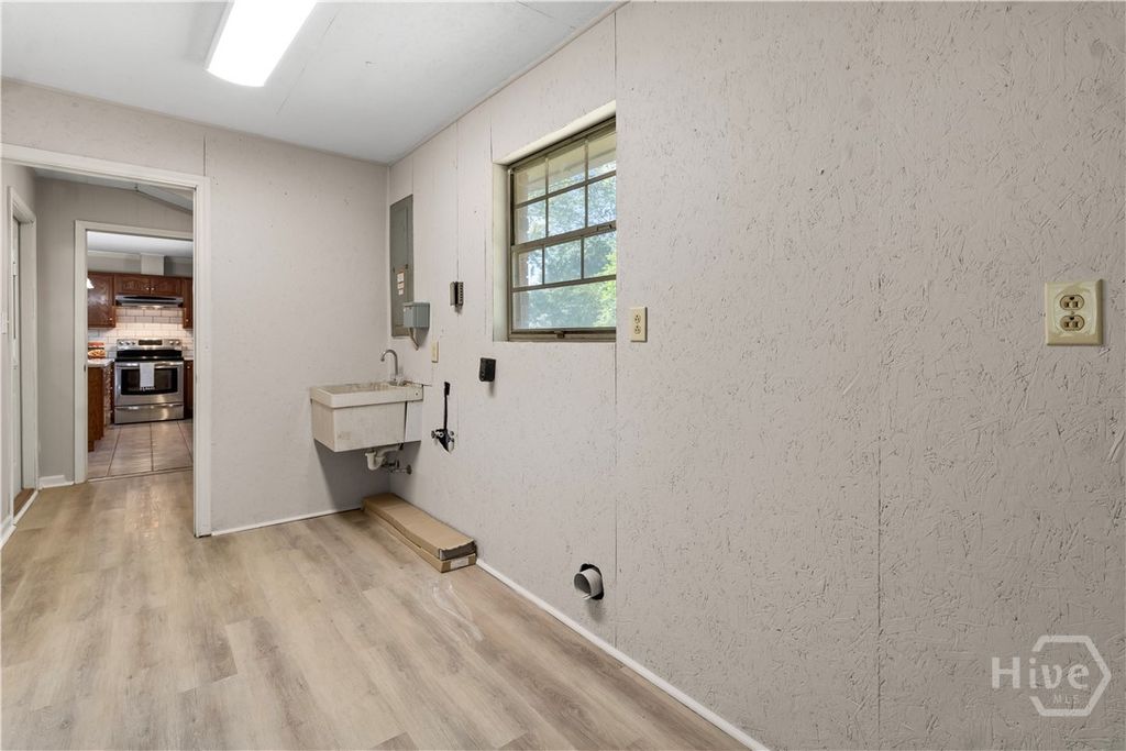 Image 13 of property listing at 701 Lee Boulevard, Savannah, GA 31405