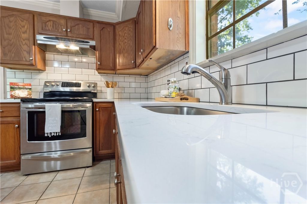 Image 14 of property listing at 701 Lee Boulevard, Savannah, GA 31405