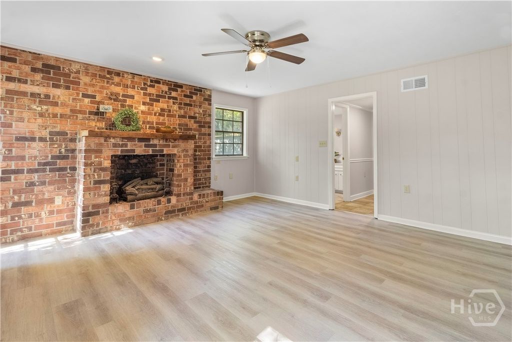 Image 16 of property listing at 701 Lee Boulevard, Savannah, GA 31405